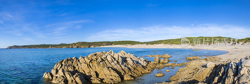 Spiaggia La Liccia是撒丁岛北部一个偏远而宽阔的海滩